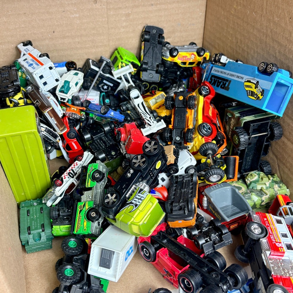 Lot of Diecast & Plastic Toy Cars + 8lbs Matchbox Hotwheels Maisto - Picture 2 of 8